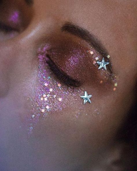 Rue From Euphoria, Plus Outfit Ideas, Maquillage Yeux Cut Crease, Glitter Makeup Looks, Video Makeup, Miami Style, Rave Makeup, Make Up Videos, Makeup Eye Looks