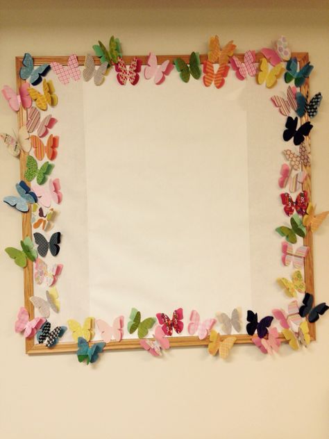 Butterfly border!! Board Border Ideas, Butterfly Classroom Theme, Butterfly Bulletin Board, Class Board Decoration, Notice Board Decoration, Butterflies Classroom, Soft Board Decoration, Butterfly Border, Classroom Borders