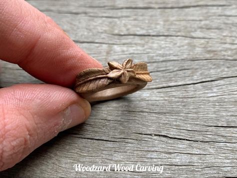 Carved Wooden Ring, Flower Wood Carving, Wooden Rings Diy, Wood Rings Women, Hand Carved Jewelry, Whittling Projects, Simple Wood Carving, Wood Jewelery, Chip Carving