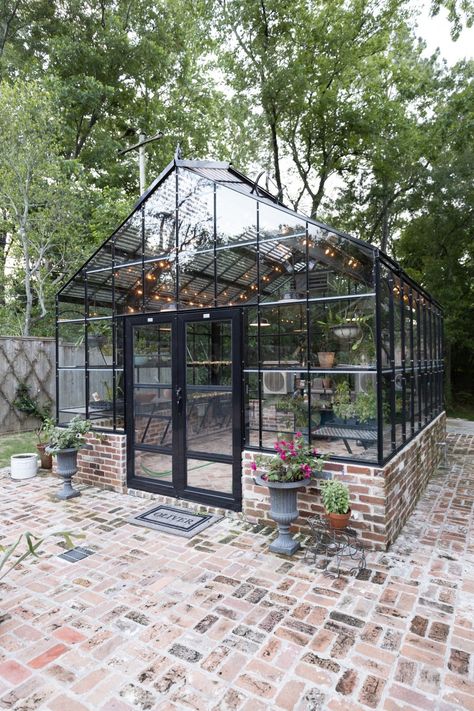 12 Stunning greenhouse ideas for your backyard dreams - on lakeshore drive Fruit Tree Hedge, Cosy Greenhouse, Large Garden Design Ideas, Backyard Greenhouse Ideas, Large Garden Design, Contemporary Greenhouses, Greenhouse Inspiration, Cedar Greenhouse, Garden Design Inspiration