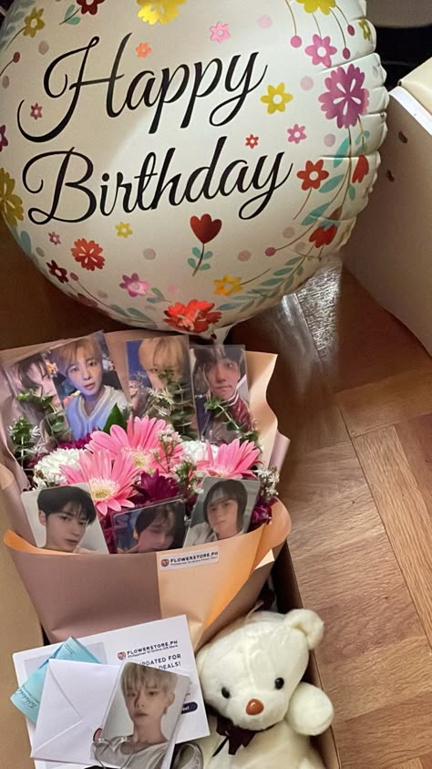 Photocard Bouquet, Cute Bff Quotes, Birthday Goals, K Crafts, Pretty Crafts, Kpop Diy, Kpop Photocard, Bts Birthdays, Gift Inspo