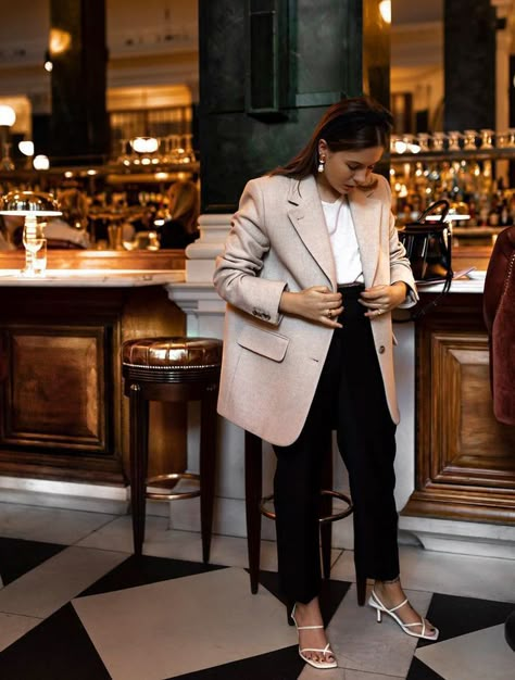 & Other Stories Wool Blazer: Hannah Crosskey wears the blazer with cropped black trousers, white strap sandals and elegant jewellery. Hannah Crosskey, Lisa Vidal, Fashion 2000, Blazer Street Style, Look Formal, Beige Blazer, Blazer Outfit, 4 Girls, Estilo Chic