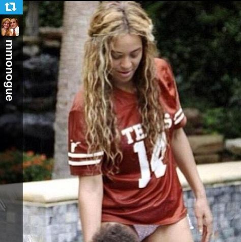 Queen Bey loves the Horns #instagram #hookem Beyonce 2013, Queen Girl, Beyonce Fans, Blue Ivy Carter, Beyonce Outfits, Texas Sports, Intimate Photos, Beyoncé Giselle Knowles-carter, Online Photo Gallery