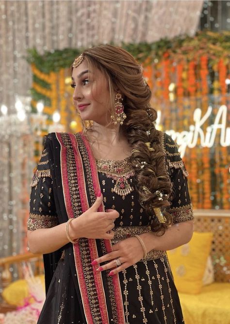 Hairstyles On Mehndi Function, Hairstyles For Mehndi Bride, Hair Styles On Gharara, Hairstyle For Mehndi Bride, Mehndi Guest Hairstyle, Braid Hairstyles For Mehndi, Pakistani Dress Hairstyle, Mehndi Hair Styles Pakistani, Mehendi Braid Hairstyles