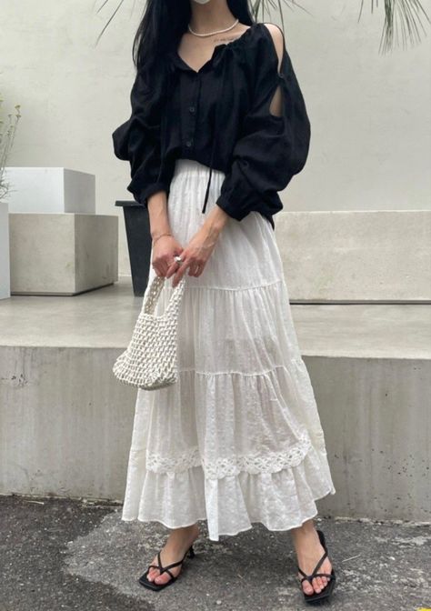 Black Tiered Skirt Outfit, White Tiered Skirt Outfit, Tiered Maxi Skirt Outfit, Izzy Skirt, White Skirt Outfit Summer, Tiered Skirt Outfit, Laufey Concert, Ruffle Skirt Outfit, Black Tiered Skirt