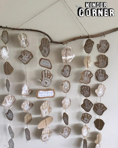 “Being, belonging & becoming 🌟 This was a group project that promotes a sense of belonging to the…” Natural Classroom, Reggio Emilia Classroom, Reggio Inspired Classrooms, Reggio Emilia Inspired, Reggio Classroom, Preschool Rooms, Deco Nature, Sense Of Belonging, Diy Tree