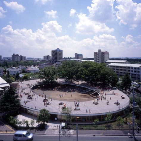 Fuji Kindergarten, Kindergarten Projects, Schools Around The World, Shigeru Ban, House Roof, Roof Deck, Learning Spaces, Contemporary Landscape, Residential Architecture