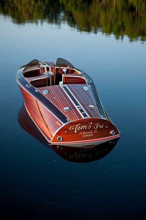 DO YOU LIKE VINTAGE? — vintage speedboat Riva Boot, Wooden Speed Boats, Mahogany Boat, Riva Boat, Classic Wooden Boats, Vintage Boats, Old Boats, Cool Boats, Wood Boats