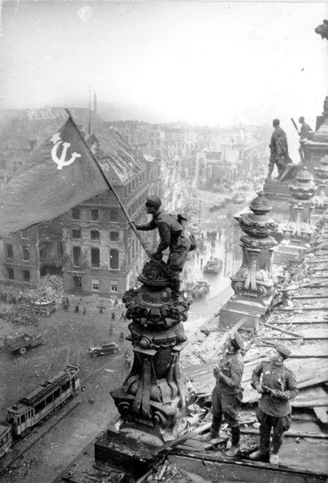 Red Army soldier Mikhail Alekseevich Yegorov of Soviet 756 Rifle Regiment flying the Soviet flag over the Reichstag, Berlin, Germany, 2 May 1945, photo 2 of 2; Meliton Kantaria and another watching nearby Vojenský Humor, Wojskowy Humor, Perang Dunia Ii, Wwii Photos, Soviet Army, History Class, Army Soldier, History Photos, Red Army