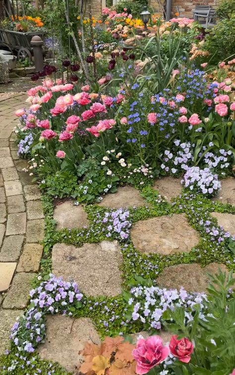 Shady Front Garden, Front Lawn Decor Ideas, Cottage Front Garden Ideas, English Cottage Style Garden, Shady Landscape Ideas, Front Lawn Garden, Gnome Garden Ideas, Southern California Garden, Shady Backyard