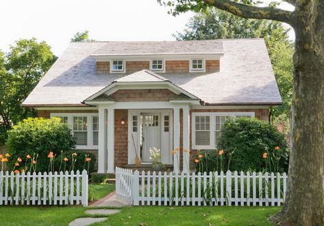 White Picket Fence House, Cute Small Houses, Hamptons Cottage, Small Cottages, Colonial Style Homes, Fence Styles, Cottage Exterior, Tiny Cottage, White Picket Fence