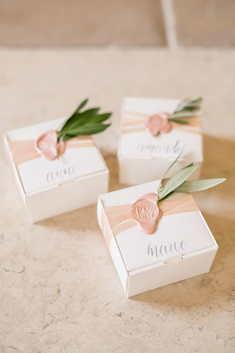 Blush Wedding Theme, Blush Wedding Colors, Săpunuri Handmade, Creative Wedding Favors, Garden Theme Wedding, Wedding Giveaways, Wedding Favors Cheap, Diy Wedding Favors, Wedding Favor Boxes