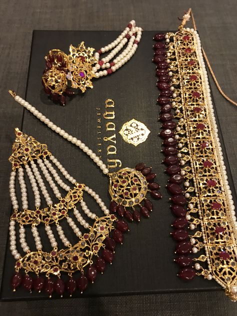 Hyderabadi Bridal Jewellery, Bridal Jewelry Sets Brides, Bridal Jewellery Inspiration, Pakistani Bridal Jewelry, Bride Jewelry Set, Om Pendant, Bridal Jewellery Design, Fancy Jewellery Designs, Bridal Accessories Jewelry