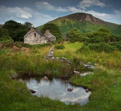 Abandoned Cottage, Isle Of Arran, Beaux Villages, England And Scotland, Isle Of Skye, Scotland Travel, English Countryside, British Isles, Abandoned Places