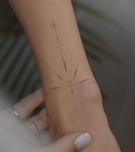 Fine Line Tattoo Women, Feminine Fine Line Tattoo, Font Tato, Tato Minimal, Hand And Finger Tattoos, Boho Tattoos, Dot Tattoos, Mommy Tattoos, Koi Tattoo