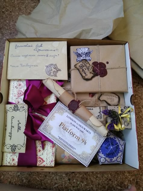 Harry Potter Gift Box Diy, Harry Potter Christmas Presents, Handmade Harry Potter Gifts, Harry Potter Present Ideas, Harry Potter Gift Basket, Harry Potter Presents, Harry Potter Gift Box, Harry Potter Themed Gifts, Harry Potter Christmas Gifts