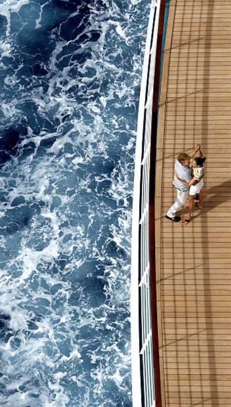 Couple On Cruise, Cruise Wedding Photos, Cruise Photography Ideas, Cruise Photoshoot, Cruise Photo Ideas, Cruise Photography, Cruise Ship Pictures, Cruise Photo, Boat Photoshoot