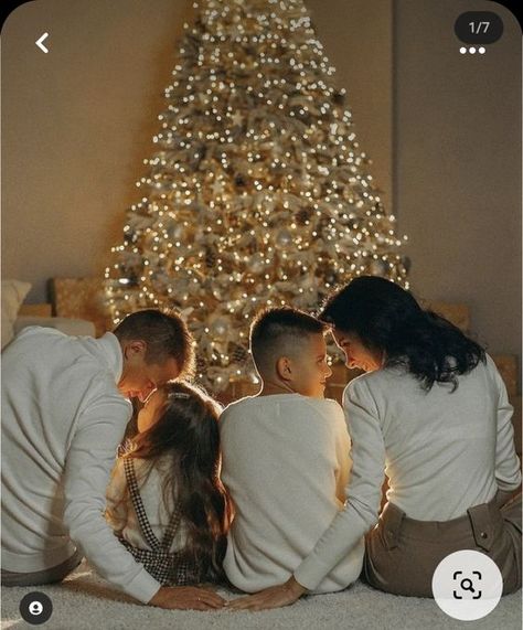 Diy Christmas Family Photo, Christmas Photoshoot Kids, Matching Family Christmas Outfits, Christmas Baby Pictures, Christmas Poses, Christmas Family Photoshoot, Family Christmas Outfits, Family Photoshoot Poses, Baby Christmas Photos