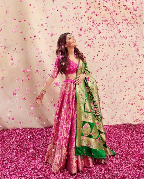 I am in absolute love with this colour combination! Outfit: Warpandweft. Isha Multani, Mehandi Outfits, Mehendi Outfits, Simple Lehenga, Indian Outfits Lehenga, Lehenga Designs Simple, Green Lehenga, Indian Dresses Traditional, Traditional Indian Outfits