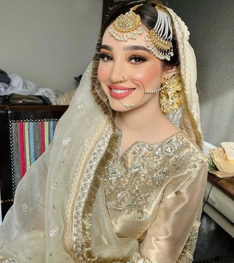 Desi Bridal Hair, Bridal Makeup Red Lips, Red Lip Makeup, Bridal Dress Fashion, Pakistani Bridal Dresses, Pakistani Bridal, Moroccan Style, Asian Style, Muslim Fashion