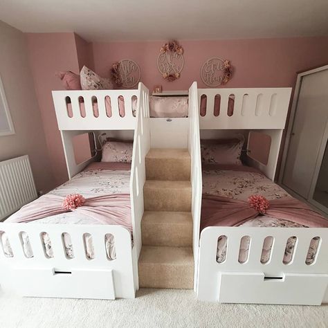 Mom Decorates Bedroom For 3 Daughters And People Love The Unique Three-Person Bed Triplets Bedroom, 3 Kids Bedroom, Diy Landscaping Ideas, Kids Shared Bedroom, Triple Bunk, Gift Bag Ideas, Bunk Bed Designs, Bedroom Images, Small Bedroom Ideas