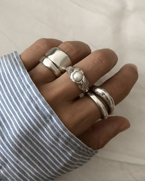 Ohrknorpel Piercing, Chunky Silver Jewellery, Silver Jewlery, Jewellery Silver, Dope Jewelry, Rings Silver, Funky Jewelry, Stacked Jewelry, Jewelry Lookbook