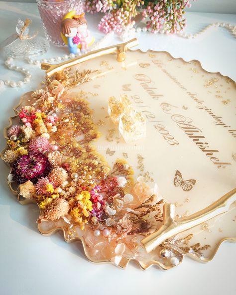 Make your RING CEREMONY unforgettable with this stunning resin engagement tray! 💍✨ Crafted with preserved flowers, gold highlights, and unmatched care, it’s a showstopper for your big day. 🌸💕 12 inch Dia round tray designed with dried botanicals and metal handles + complementary ring holders 🌸 Message us to book your custom creation now! -Shop our products via MINIS Swiggy Store (link in bio) 🛍️ -Shipping PAN India 📦 -Custom and Bulk Orders Available 📝via DM #WeddingAccessories #Engageme... Engagement Resin Tray, Engagement Tray, Dried Botanicals, Ring Ceremony, Rings Ceremony, Ring Holders, Resin Tray, Tray Design, Preserved Flowers