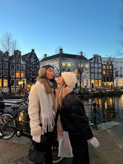 Amsterdam Christmas Outfits, Amsterdam Fits Winter, Amsterdam December Outfit, Outfit Inspo Winter Aesthetic, Amsterdam In Winter Outfits, Amsterdam With Friends Aesthetic, Netherlands Aesthetic Winter, Winter Sweden Outfit, Amsterdam Outfit Aesthetic