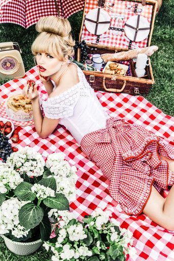 Picknick Outfits, Picnic Fashion, Picnic Shoot, Picnic Photo Shoot, Picnic Photography, Picnic Photoshoot, Picnic Inspiration, Vintage Lace Weddings, Spring Photoshoot