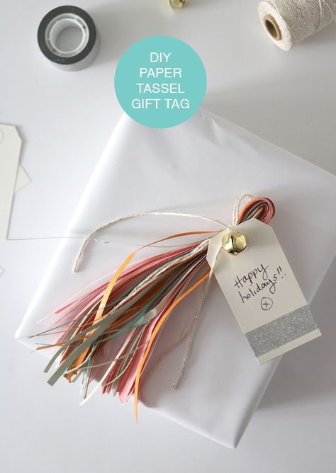 Tassel Gift Wrap, Gift Tag Diy, Paper Tassels Diy, Cellophane Wrapping Ideas, Diy Gift Tags, Paper Tassels, Tassels Diy, Gift Tags Christmas, Gift Wrapping Techniques