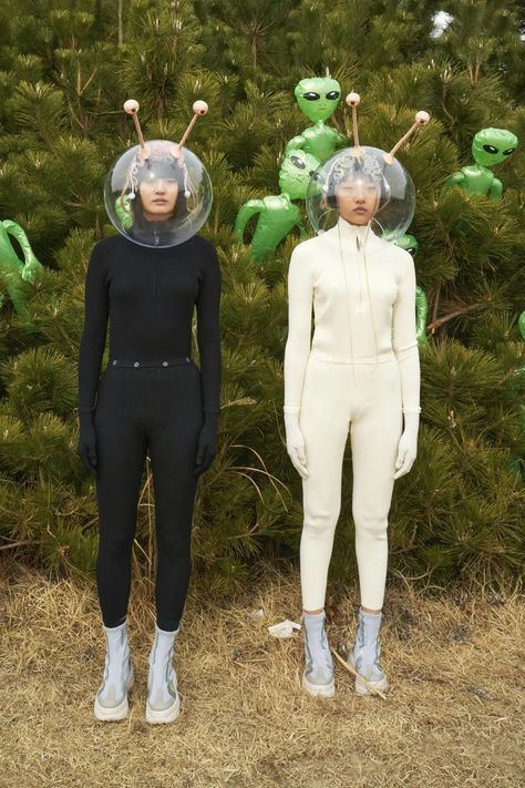 PH5 FW22 intersection of fashion and engineering Futuristic Y2k Fashion, Space Party Costumes, Alien Costume Women, Martian Costume, Alien Halloween Costume, Futuristic Costume, Halloween Costumes Women Creative, Most Creative Halloween Costumes, Moon Shot