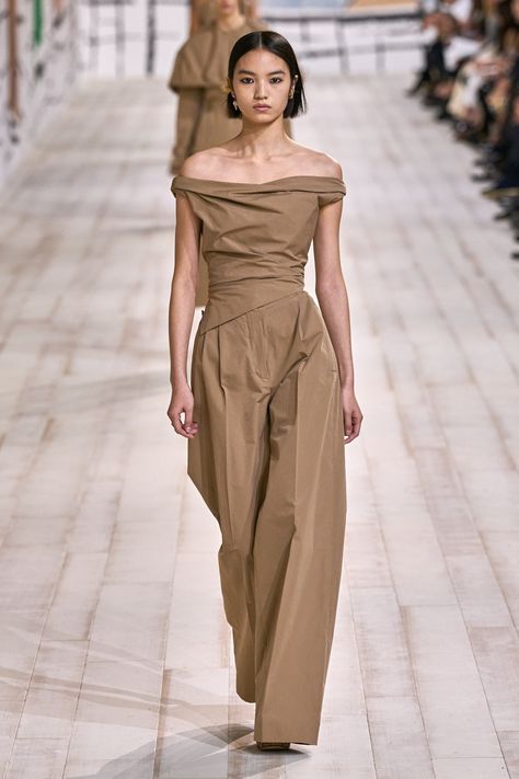 Spring 2024 Runway Trends, Spring Collection 2024, Vogue Outfits Fashion, Trousers Runway, Off Shoulder Top Outfit, Elevated Workwear, Models Catwalk, Neutrals Outfit, Dior 2024