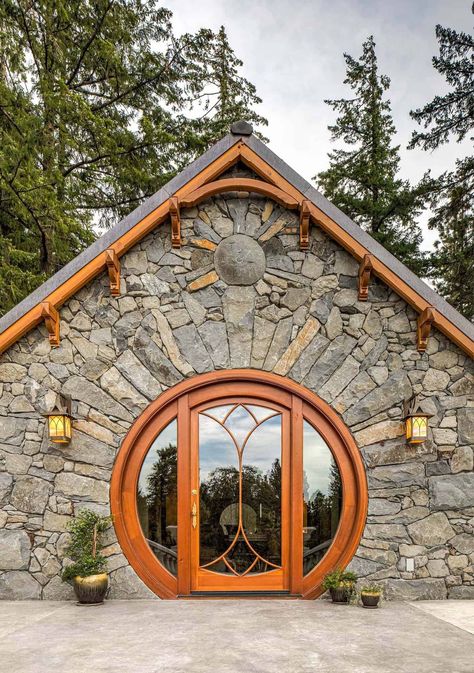 See this amazing stone cottage in Oregon: Hobbit House at Dragonfly Knoll Barrel Hot Tub, Homestead Cottage, Hobbit House Interior, Moon Door, Hobbit Home, Hobbit Door, Tolkien Hobbit, Hilltop House, Casa Hobbit