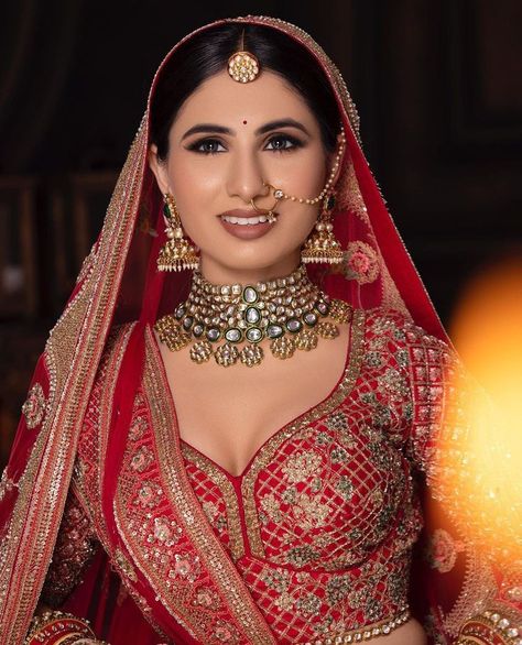 Minimal Indian Bridal Jewellery, Bridal Lehenga Jewellery Ideas, Red Lehenga Bridal Makeup Look, Indian Bridal Lehenga Red Brides, Bridal Looks Indian Brides, Minimal Bridal Makeup, Wedding Nath, Lehenga Accessories, Nath Bridal