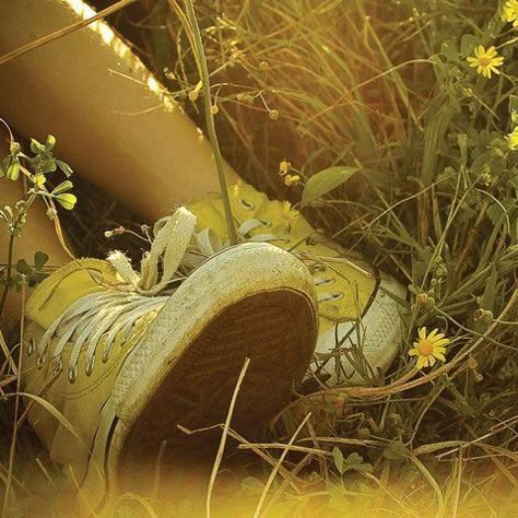 Some people just have an eye for these things and I am soo envious! Apollo Cabin, Yellow Converse, Hufflepuff Aesthetic, Spring Pictures, Foto Tips, Mia 3, Yellow Shoes, Yellow Aesthetic, Spring Inspiration