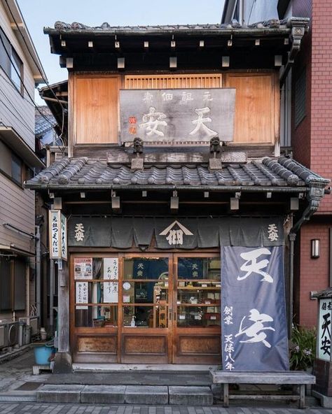 Japanese Store Fronts, Japanese Buildings, Old Architecture, Japanese Shop, Building Aesthetic, Japan Architecture, Japanese Store, Interesting Buildings, Japanese Architecture