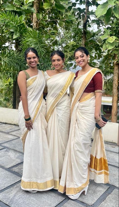 Kasavu Saree Look, Muslim Onam Outfits Ideas, White Onam Saree, Onam Saree Asthetic, South Indian Outfits Casual, Kasavu Saree Styling, Onam Saree Outfits Ideas, Onam Saree Aesthetic, Simple South Indian Saree Look