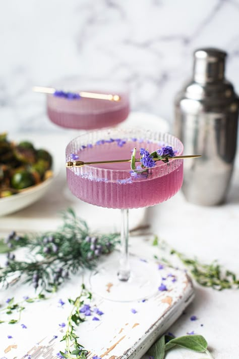 Purple Gin, Lavender Syrup, Gin Cocktail Recipes, Gin Fizz, Gin Cocktail, Cocktail Ideas, Drink Drank Drunk, Fancy Drinks, Champagne Cocktail