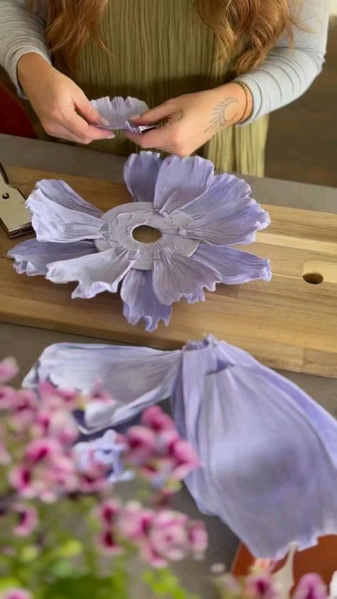 Comic Christmas, Making Paper Flowers, Giant Flowers Diy, Astuces Diy, Flower Lamp, Handmade Flowers Fabric, Art Decor Diy, Paper Flowers Craft, Giant Flowers