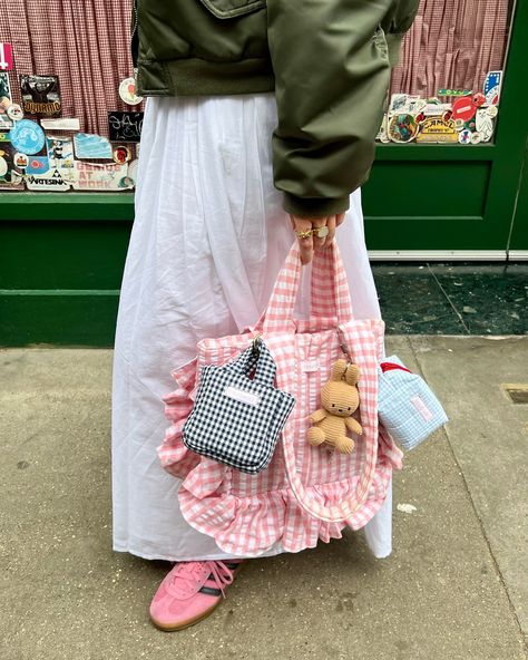 Tiny Puffy day out 🥹🎀💞 Tiny Puffy Bags and Tiny Puffy Pouches coming soon!! They make your bags sooooo much cuter and I got so many compliments out and about today, I’m obsessed with these mini accessories 🤭🧺🤏🏻💓 Sew Mini Bag, Puffy Tote Bags, Accesories Aesthetic, Diy Pouches, Puffy Bags, Pouch Aesthetic, Coquette Bag, Tote Bag Accessories, Puffy Bag