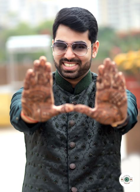 Mehandi Boys Photo, Dulha Mehandi Pose, Boy Mehndi Poses, Groom Mehndi Poses, Groom Mehandi Poses, Groom Mehendi Poses, Mehandi Poses Photography, Mehndi Boys, Mehndi Men