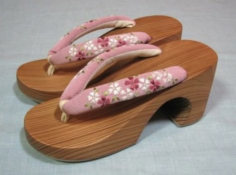 Chinese Shoes, Dr Shoes, Wooden Shoes, Japanese Outfits, Asian Outfits, Pretty Shoes, Japanese Kimono, Japanese Women, Sneaker Heels