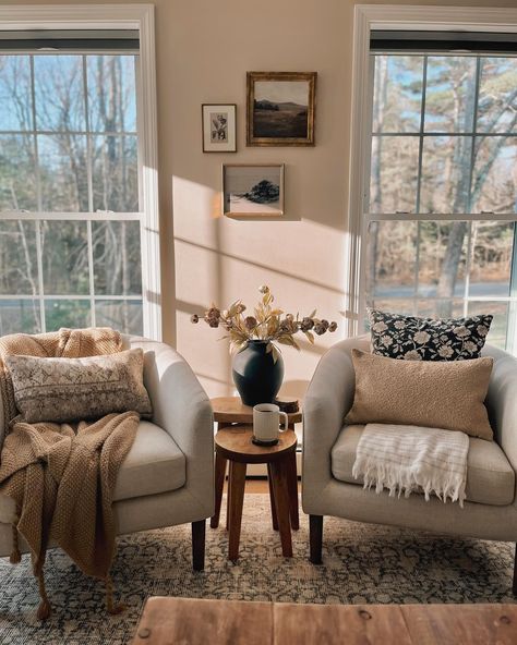 Springy Living Room Views ☀️ 🌷 The morning sunshine this time of years always hits a little different 🙌 Shop my home through the link in my bio! FOLLOW @distinctively.home ✨ ✨ #sundaystills #sundayvibes #springtime #springdecor #livingroom #livingroomdesign #livingroomdecor #livingroominspiration #springsun #morningsun #slowsunday Cozy Living Room Couch Ideas, Cozy Rustic Modern Living Room, Nvm Living Room, Simple Traditional Living Room, Simple Vintage Home Decor, Cozy Living Rooms With Color, Small House Aesthetic Interior Design, How To Make A Modern Home Cozy, Designer Living Room Ideas