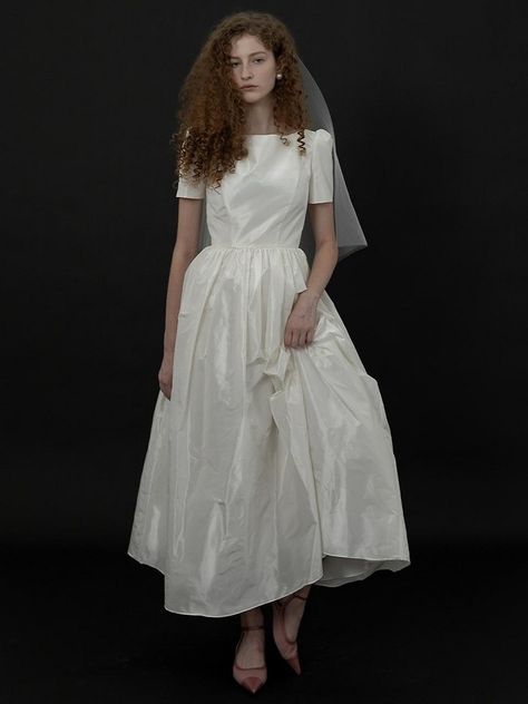 Wedding Dresses Ankle Length, Vivienne Westwood White Dress, Dresses Ankle Length, Bride Barbie, Harvest Wedding, Korea Photoshoot, Wedding Dresses Taffeta, Wedding Swag, Dress Korea