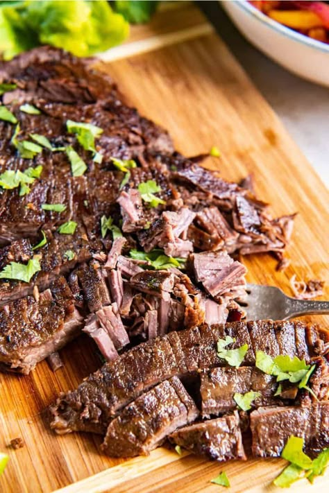 Get dinner ready by cooking your flank steak slow and low in a crockpot. Perfect for busy weekdays, this slow cooker flank steak recipe makes juicy, tender meat that falls apart easily. Crockpot Flank Steak, Crockpot Flank Steak Recipes, Flank Steak Crock Pot, Meal Prep Snacks Healthy, Slow Cooker Flank Steak, Crockpot Steak Recipes, Steak Lunch, Flank Steak Recipe, Crockpot Steak