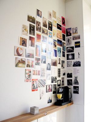 ways to make you walls look cool 4.   Yes, we're talking real printed photographs. Turn your wall into a collage way prettier than your Facebook timeline. Tape, tack, or glue your photos to the wall — affixing to a corner makes the design more interesting. Foto Muro Collage, Postcard Display, Photowall Ideas, Postcard Wall, Diy Wand, Travel Keepsakes, Decoration Photo, Decor Minimalist, Personalized Wall Art