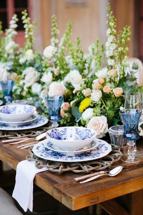 Trending Now: Dutch Delft and Chinoiserie-Inspired Wedding Décor Reception Place Settings, Classic Blue Wedding, Blue And White Plates, Chinoiserie Wedding, Wedding Photo Booth Props, Wedding Thanks, Edible Wedding Favors, Tablescape Ideas, Table Scapes