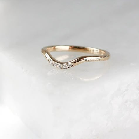 Round Cut Five Stone Wedding Band, Minimalist wedding Band, Cluster Engagement Ring, Simple Ring, Antique Curved Ring, Ring For Women, Channel Set Ring, Wedding Band For Women, Promise Band, Curved Wedding Band, Vintage Solid Gold Matching Band, Five Moissanite Stone Stacking Ring, Bridal Minimalist Band Ring, Dainty Ring For Her ● 𝐓𝐡𝐢𝐬 𝐥𝐢𝐬𝐭𝐢𝐧𝐠 𝐨𝐧𝐥𝐲 𝐟𝐨𝐫 𝐁𝐚𝐧𝐝. 𝐃𝐄𝐒𝐂𝐑𝐈𝐏𝐓𝐈𝐎𝐍 𝐎𝐅 𝐑𝐈𝐍𝐆: ● 𝐌𝐨𝐢𝐬𝐬𝐚𝐧𝐢𝐭𝐞 𝐃𝐢𝐚𝐦𝐨𝐧𝐝 𝐃𝐞𝐭𝐚𝐢𝐥𝐬: ● 𝐓𝐨𝐭𝐚𝐥 𝐒𝐭𝐨𝐧𝐞 Curved Wedding Band With Engagement Ring, Wave Wedding Band, Stone Stacking, Profile Settings, Channel Set Rings, Round Profile, Band Ideas, Sun Ring, Wedding Band Vintage