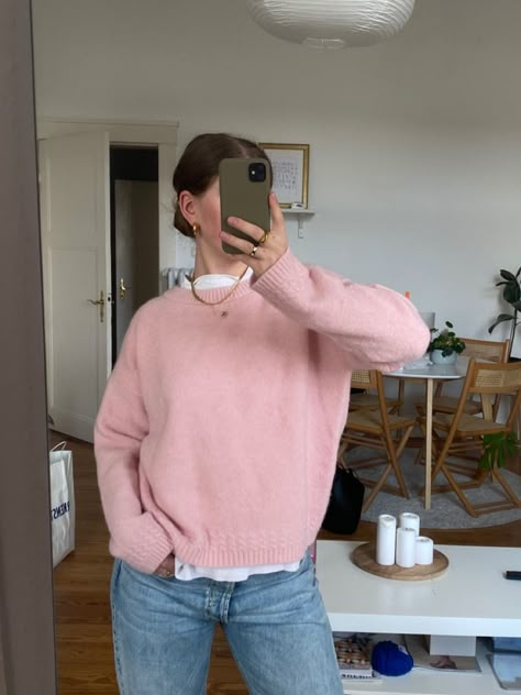 Pink Sweater Winter Outfit, Powder Pink Outfit, Outfits With Pink Sweater, Baby Pink Sweater Outfit, Pink Sweater Outfit Aesthetic, Pink Knit Sweater Outfit, Pink Pullover Outfit, Light Pink Clothes, Pink Turtleneck Outfit