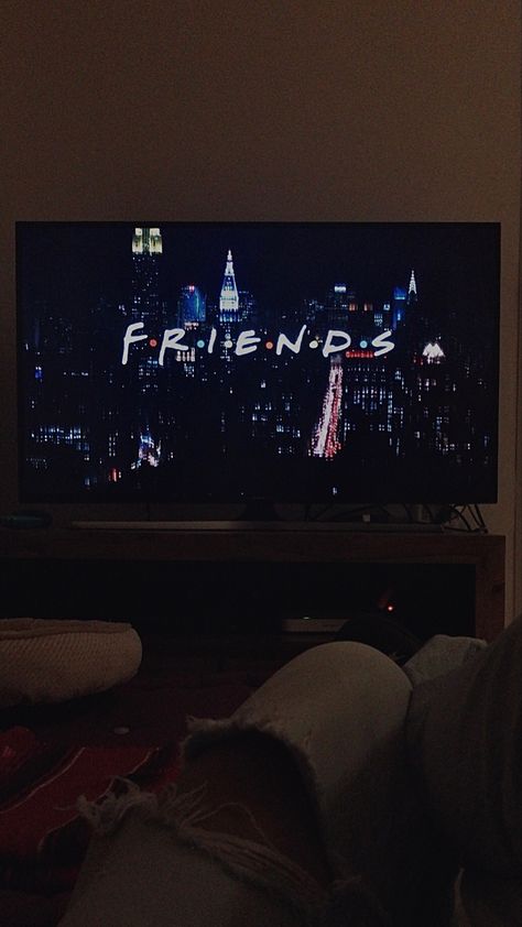 #friends #friendstvshow #jenniferaniston #aesthetic Friends New York Aesthetic Tv Show, Comfort Show Aesthetic, Friends Netflix Aesthetic, Netflix Shows Aesthetic, Watching Friends Aesthetic, Watching Shows Aesthetic, Watching Series Aesthetic, Tv Aesthetic Watching, Friends Watching Movies Aesthetic